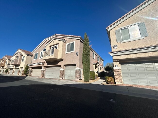 Building Photo - Townhome with garage