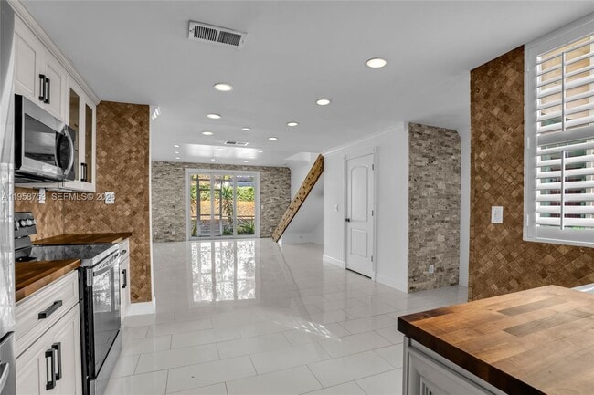 Building Photo - 1231 Sorrento Dr