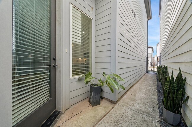 Building Photo - 9009 Wellspring Dr