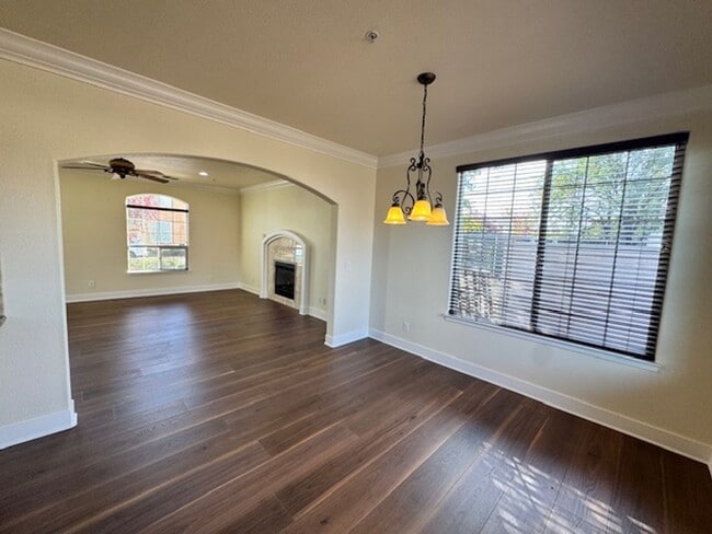 Building Photo - Upscale Modern 4 Bed | 2.5 Bath – Yard Mai...