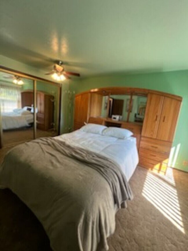 Building Photo - 3-Bedroom, 2-Bath Home Convenient Location...