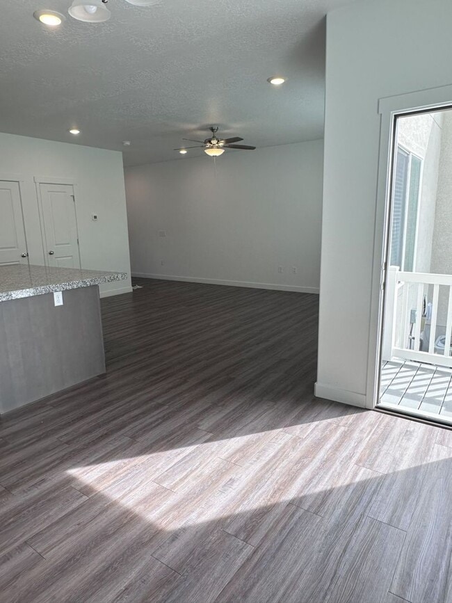 Building Photo - BEAUTIFUL 3-BEDROOM 2.5 BATH TOWNHOME FOR RENT