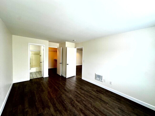 Building Photo - Gorgeous Remodeled 2 Beds + 2 Bath Condo i...