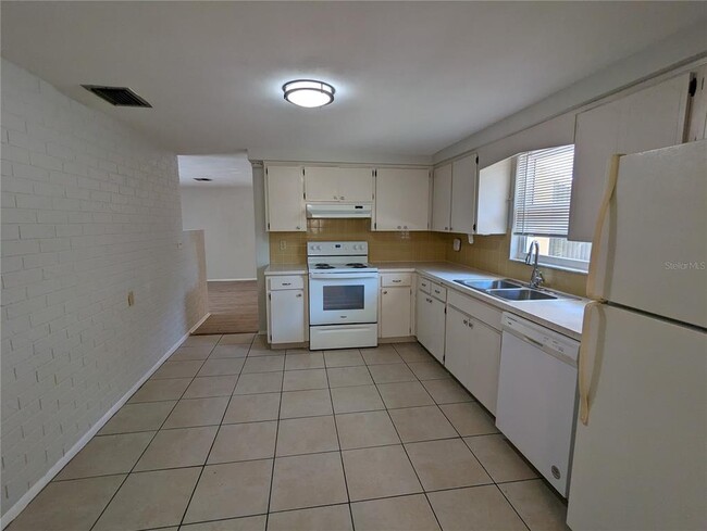 Building Photo - 11230 Kapok Ave