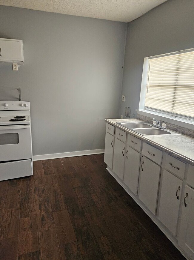 Building Photo - Available now! THIS PROPERTY IS SECTION 8 FRIENDLY!