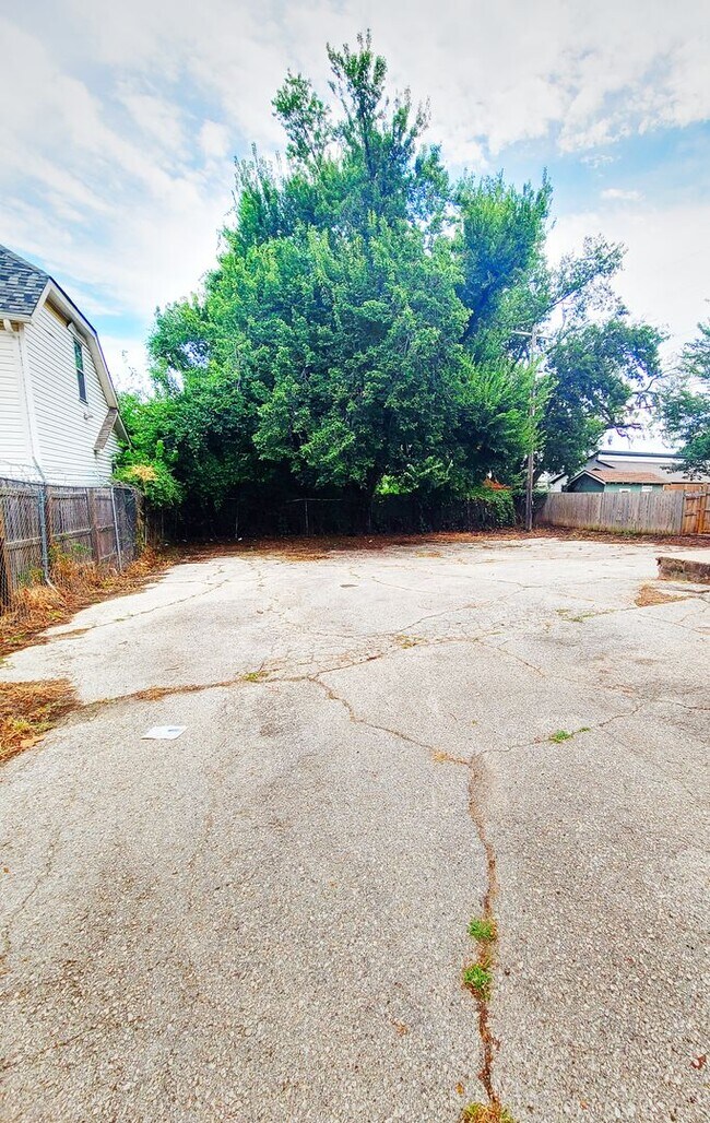 Building Photo - 2 Bed/1 Bath in historic duplex close to T...