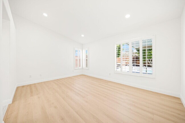 Building Photo - 37762 Drexell Dr