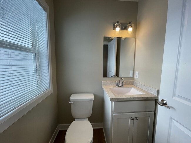 Building Photo - Three Bedroom Townhouse in Portage