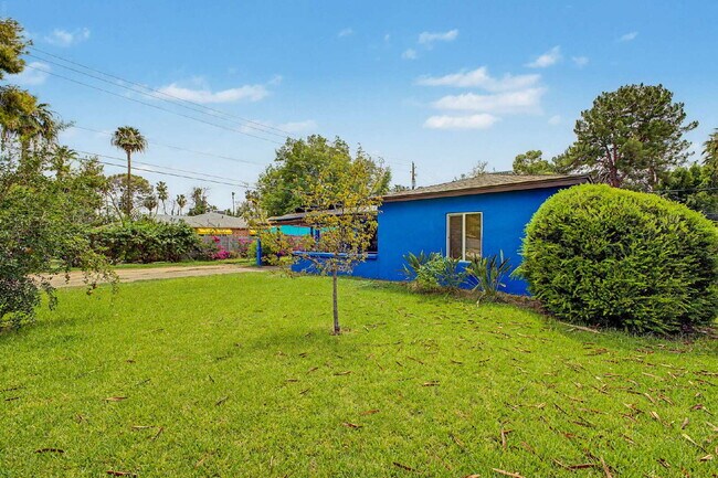 Building Photo - Blue Beauty in Historic District!!