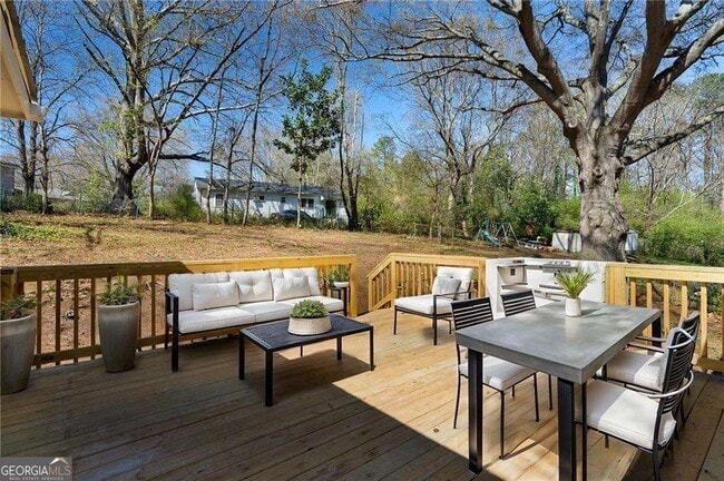 Building Photo - 2215 Gordon Cir