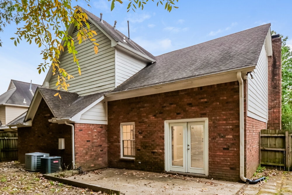 Building Photo - 2418 Lake Edge Dr