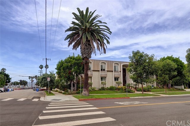 Building Photo - 323 S Broadway