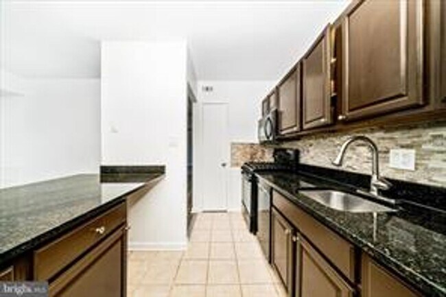 Building Photo - TOP FLOOR CONDO WITH QUIET VIEW