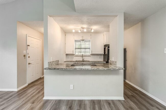 Building Photo - 1428 Lakecrest Dr