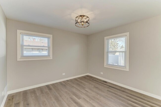 Building Photo - 935 Elmwood Ln