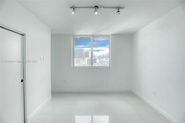 Building Photo - 1861 NW South River Dr