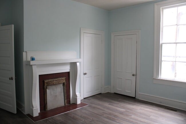 Building Photo - 404 Vance St NE