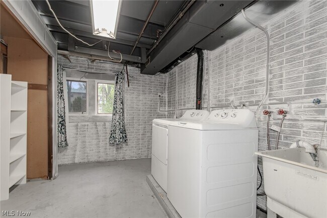 Building Photo - 8806 Norwood Dr