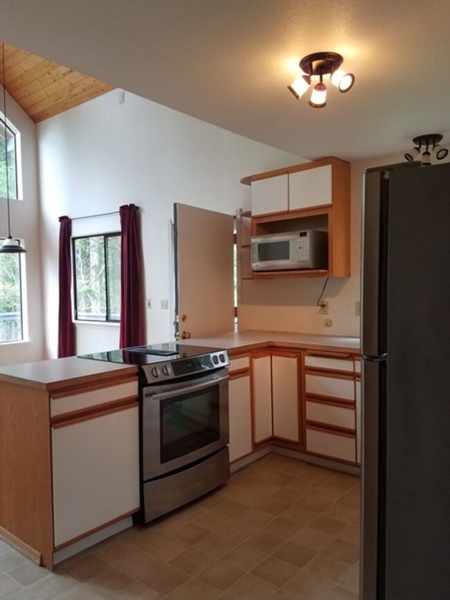 Building Photo - Beautiful home located on Emerald Lake