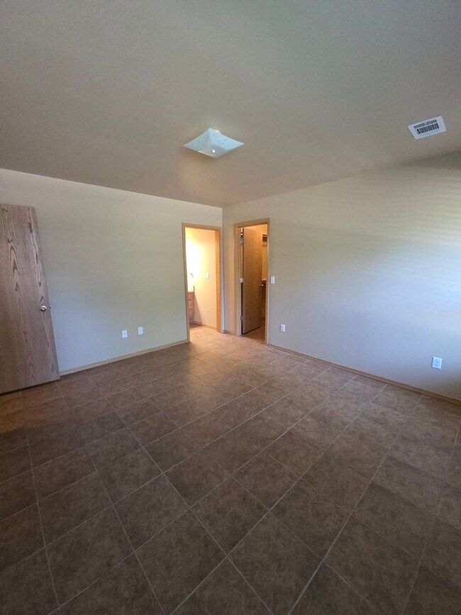 Building Photo - 619 Resimont Dr