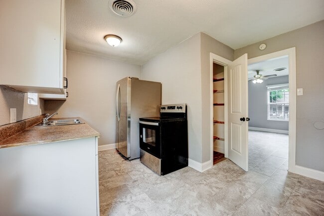 Building Photo - Freshly Updated 3 Bedroom House