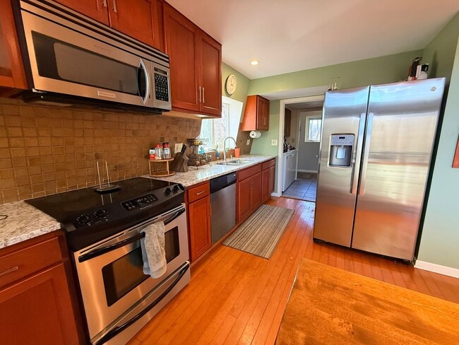 Building Photo - 3 Bed 2.5 Bath Home for Rent, 3.25 Wooded Acres, Oconomowoc Area Schools