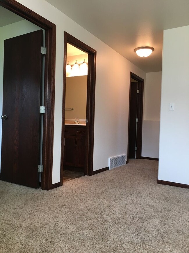 Building Photo - 3 Bed 3 Bath Twin Home