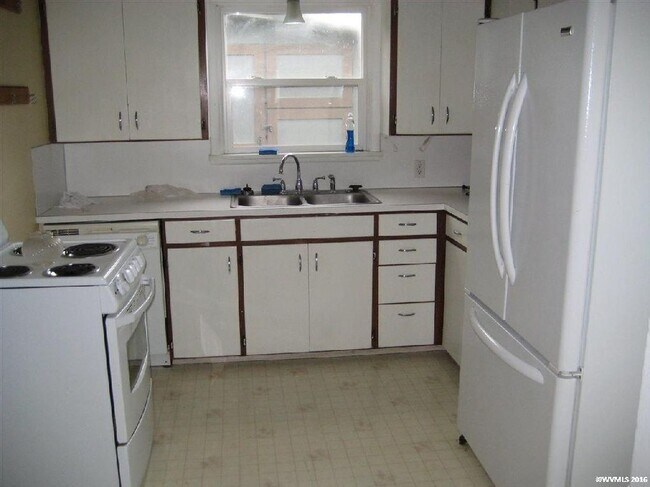 Building Photo - 4 bedroom 2 bath home in great location