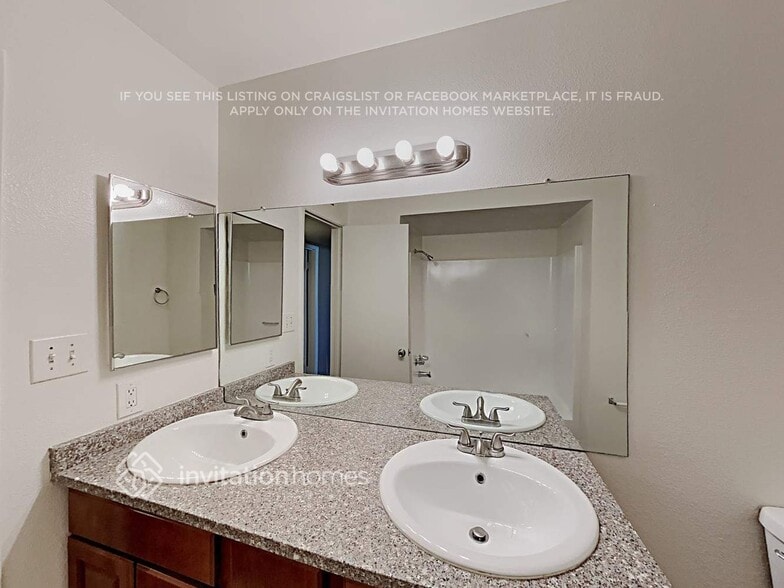 Building Photo - 4602 W Paradise Dr