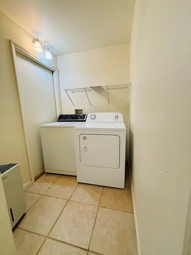 Building Photo - 3 Bedroom 1 Bath Duplex