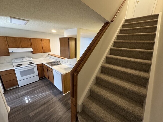 Building Photo - 2 bed 1.5 Bath