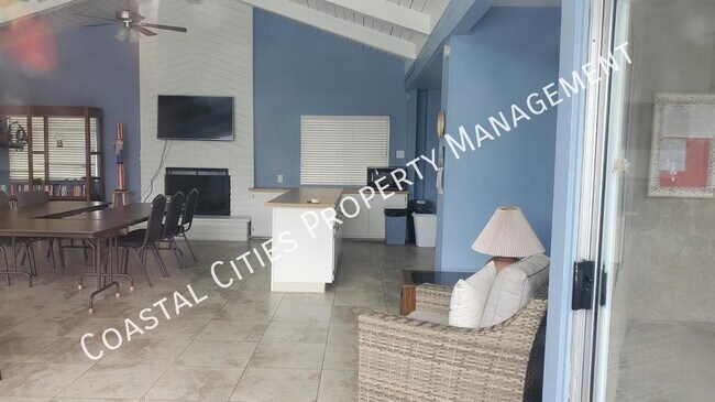 Building Photo - 1696 Carmel Cir E