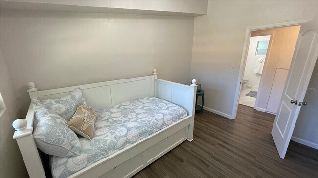 Building Photo - 2504 S Milmar Dr