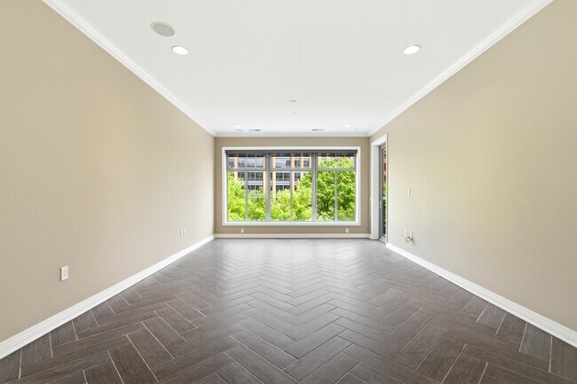 Building Photo - 250 Daniel Burnham Square