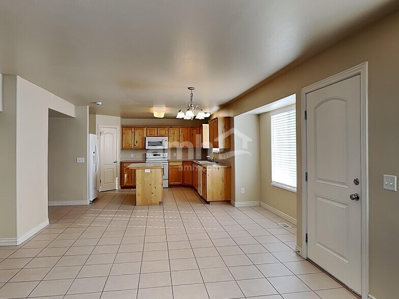 Building Photo - 856 E 2150 S