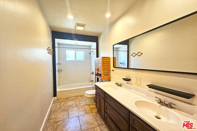 Building Photo - 648 Heliotrope Dr