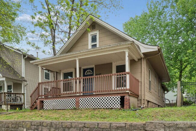 Building Photo - Charming 2-Bedroom Home! FIRST MONTH FREE!