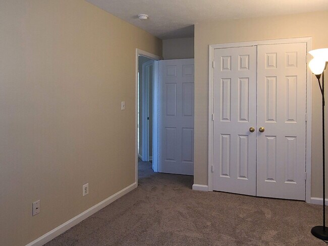 Building Photo - Beautifully Updated 4 BR, 2.5 BA Townhome