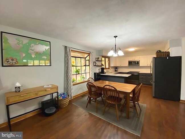 Building Photo - 8624 Valley Dr