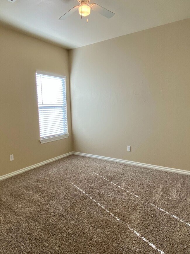 Building Photo - Beautiful 4 Bed, 2 Bath in Deer Creek Schools!