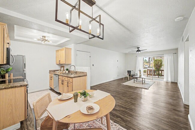 Building Photo - 2121 W Royal Palm Rd
