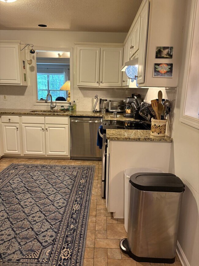 Building Photo - Large, private home in Rivercliff