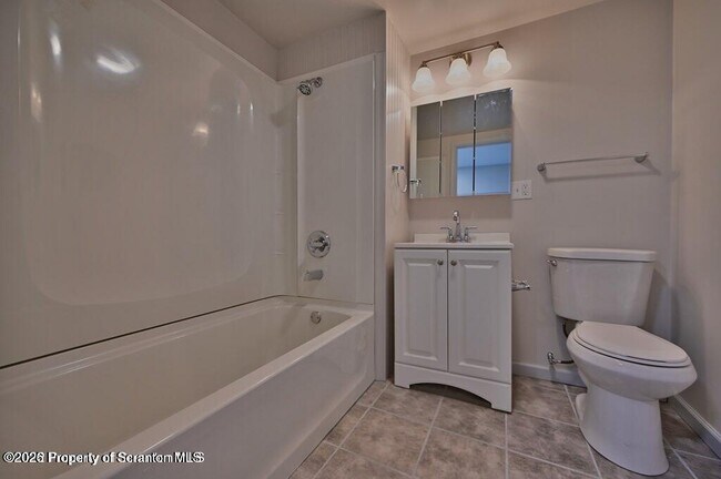 Building Photo - 200 Center St