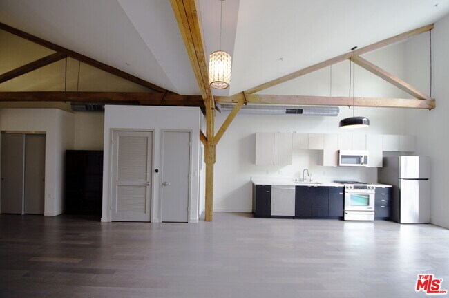 Building Photo - 527 Molino St