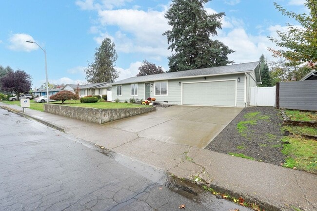 Building Photo - Living & Family Room! Freshly updated!