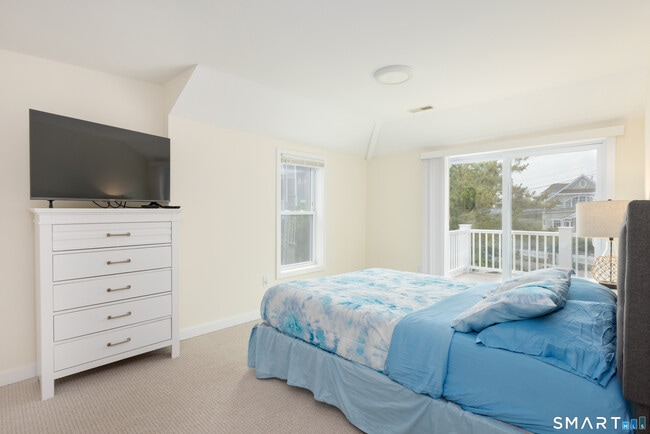 Building Photo - 989 Fairfield Beach Rd