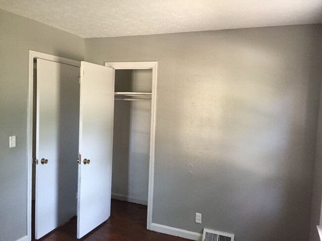 Building Photo - **ON HOLD***East Columbus 3 Bedroom / 1 Ba...