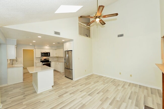 Building Photo - Gourmet Kitchen!