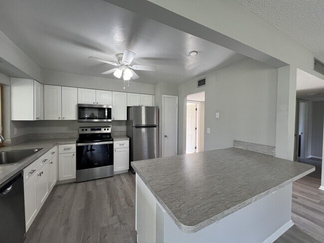 Building Photo - 1920 W Lakeview Blvd