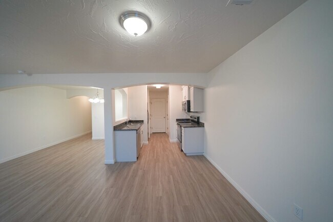 Building Photo - Remodeled 3 Bed / 2.5 Bath Townhome in Great Location